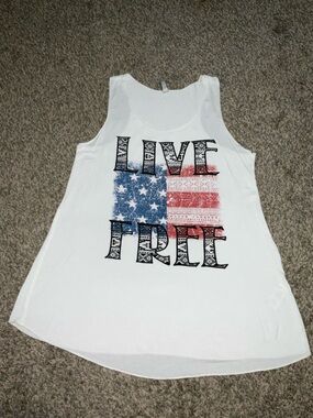 Acting Pro White Graphic “Live Free” Tank Top with American Flag Graphic XL